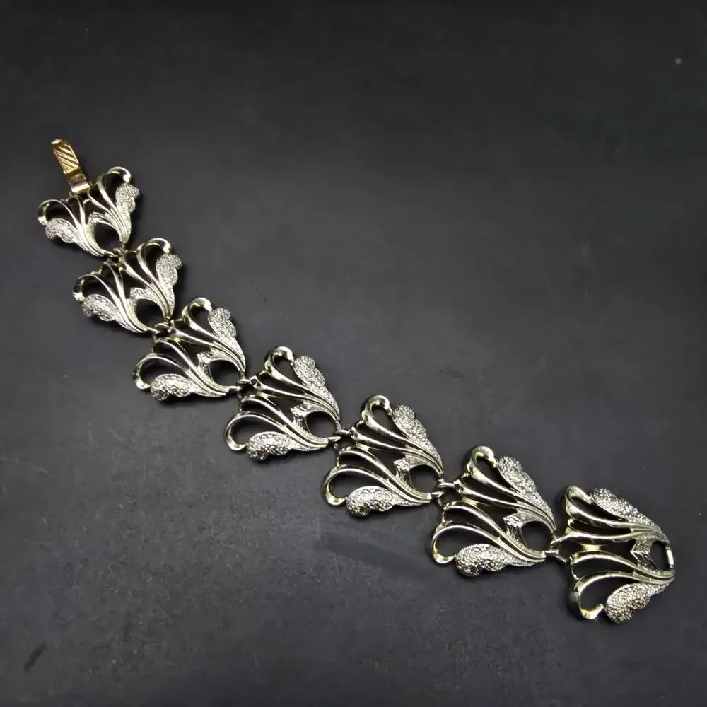 Sarah Coventry Frosted Feather Link Bracelet Silver Tone Vintage Jewelry - Picture 8 of 12